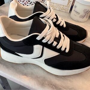 Steve Madden Kendrix size 9 Black and White Sneakers